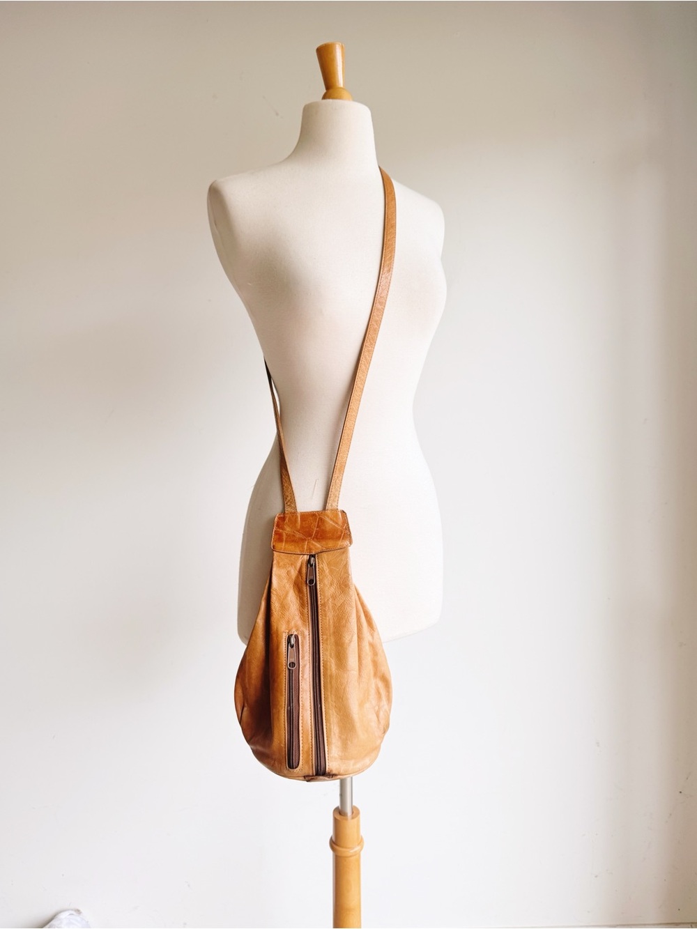 Vintage Distressed Leather Sling Bag Backpack Purse Tan Cognac Boho - Picture 2 of 9